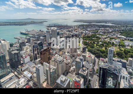 Blick auf den Hafen der Stadt und Devonport vom Sky Tower Auckland City, Region Auckland, Nordinsel, Neuseeland, Stockfoto