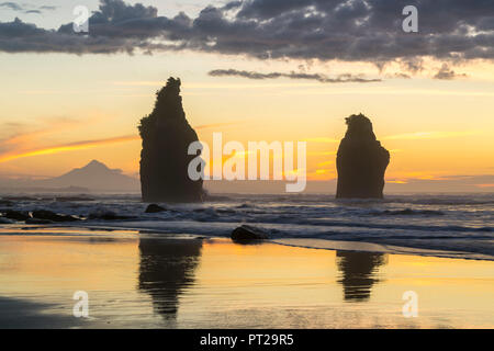 Sonnenuntergang an der Drei Schwestern, mit Mount Taranaki im Hintergrund, Tongaporutu, New Plymouth Bezirk, Taranaki region, North Island, Neuseeland, Stockfoto