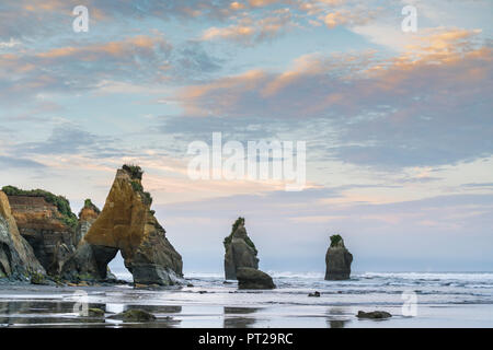 Reflexionen an den Drei Schwestern Strand, Tongaporutu, New Plymouth Bezirk, Taranaki region, North Island, Neuseeland, Stockfoto