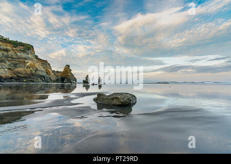 Reflexionen an den Drei Schwestern Strand, Tongaporutu, New Plymouth Bezirk, Taranaki region, North Island, Neuseeland, Stockfoto