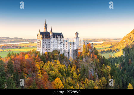 Schloss Neuschwanstein im Herbst bei Sonnenuntergang, Europa, Deutschland, Bayern, im Südwesten von Bayern, Füssen, Schwangau Stockfoto