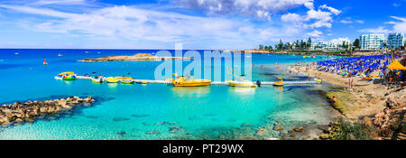 Schönen Fig Tree Bay, Aussicht mit azurblauen Meer und Hotels, Zypern Insel. Stockfoto