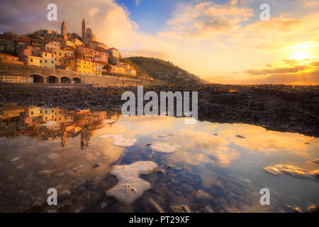 Das Dorf liegt in einer Pfütze auf dem Strand während der Sunrise, Cervo, Provinz Imperia, Ligurien, Italien, Europa, Stockfoto