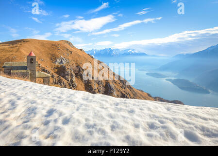 Letzte Schnee in San Bernardo Kirche, Monte Bregagno, Dongo, Comer See, Lombardei, Italien, Europa, Stockfoto