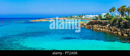 Schönen Fig Tree Bay, Aussicht mit azurblauen Meer, Palmen und Resort, Zypern Insel. Stockfoto