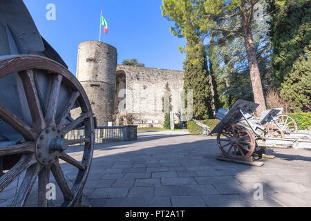 Artillerie im Park von rimembranze (Parco delle Rimembranze), außerhalb der Festung Rocca di Bergamo (Bergamo), Bergamo, Lombardei, Italien ausgesetzt sind, Stockfoto