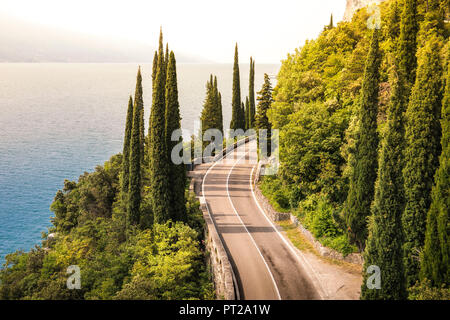 Malerische Straße SS45 an der Westküste des Gardasees in der Nähe von Tremosine, Provinz Brescia, Lombardei, Italien Stockfoto