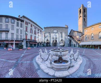 Piazza Vecchia mit Stadtturm und Fontana del Contarini, Bergamo (obere Stadt), Lombardei, Italien, Stockfoto