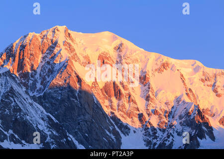 Mont Blanc beleuchtet von der aufgehenden Sonne, Frettchen Tal, Courmayeur, Aostatal, Italien, Europa Stockfoto