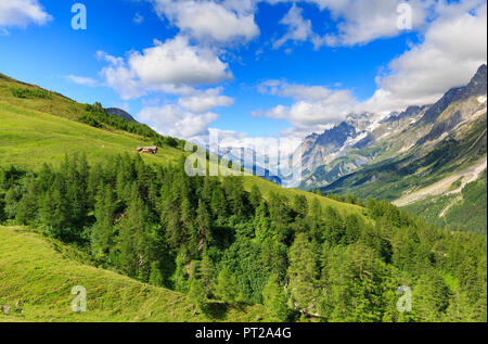 Bonatti Hütte, in einer Lage mit Panoramablick auf die Val Ferret, Bonatti Hütte, Frettchen Tal, Courmayeur, Aostatal, Italien, Europa Stockfoto