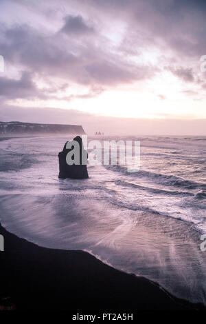 Strand Reynisfjara von Dyrholaey Viewpoint, Vik, im südlichen Island Stockfoto