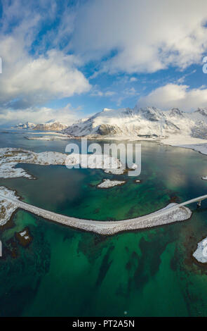 Antenne Panoramablick auf dem kristallklaren Meer und Fredvang Brücke, Lofoten, Norwegen Stockfoto