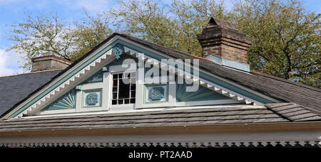 Reich verzierte Fenster und Dach Verkleidung auf der Giebelseite des Hauses Stockfoto