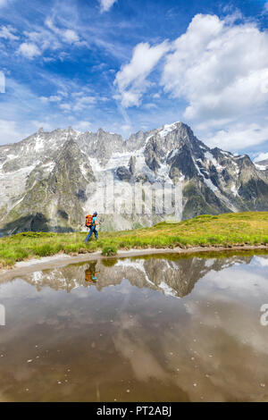 Ein trekker ist Wandern auf dem Mont de la Saxe vor der Grandes Jorasses während des Mont Blanc Wanderungen (Frettchen Tal, Courmayeur, Provinz Aosta, Aostatal, Italien, Europa) Stockfoto