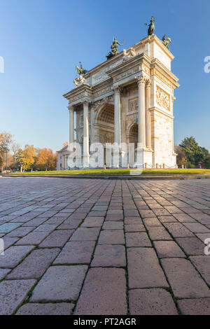 Ansicht der Arco della Pace Denkmal auf der Piazza Sempione, Mailand, Lombardei, Italien, Stockfoto