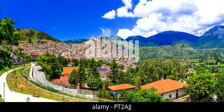 Beeindruckende Morano Calabro, mit Blick auf Berge und Häuser, Kalabrien, Italien. Stockfoto