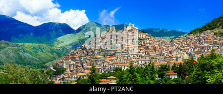 Beeindruckende Morano Calabro, mit Blick auf Berge und Häuser, Kalabrien, Italien. Stockfoto