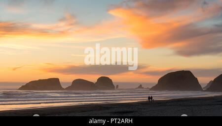 Pacific Coast, Cannon Beach, Paar mit Hund Stockfoto