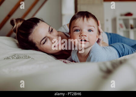 Mutter kuscheln mit ihrem Baby Sohn Stockfoto
