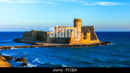 Beeindruckende Castello Aragonese über Sonnenuntergang, Le Castella, Crotone, Kalabrien, Italien. Stockfoto