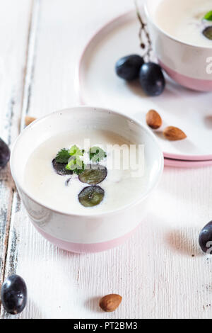 Ajo Blanco, weiße Gazpacho, kalte spanische Suppe, Mandeln und blaue Trauben Stockfoto