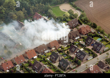 Luftaufnahme, Brand in Rumeln, Danziger Straße, Rheinhausen, Duisburg, Ruhrgebiet, Nordrhein-Westfalen, Deutschland, Europa Stockfoto