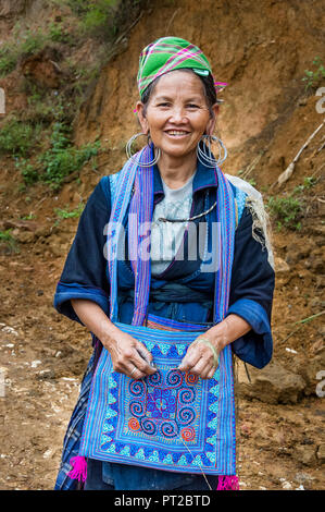 Eine Frau aus der ethnischen Gruppe der Hmong in einem nationalen Kostüm. Stockfoto