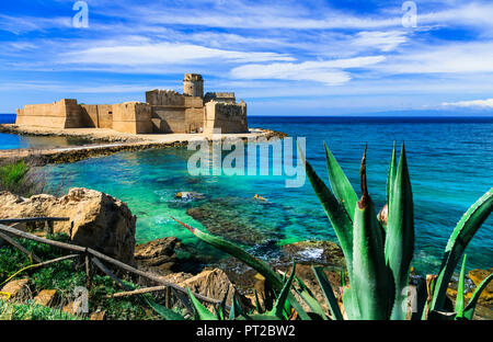 Eindrucksvolle Kastell in Isola di Capo Rizzuto, Le Castella, in der Nähe von Crotone, Kalabrien, Italien. Stockfoto