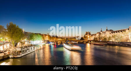 Frankreich, Paris, Pont du Carrousel mit touristischen Boote bei Nacht Stockfoto