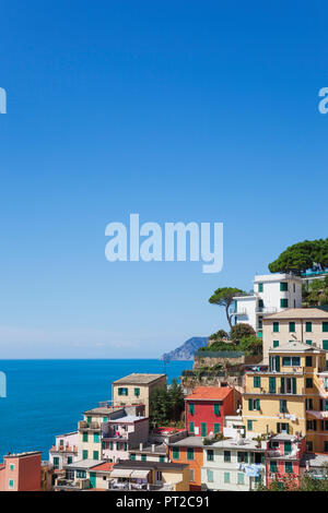 Italien, Ligurien, Cinque Terre, Riomaggiore, Riviera di Levante, typische Häuser und Architektur, typischen bunten Häuser Stockfoto