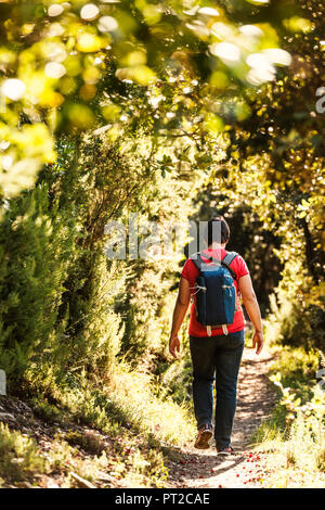 Italien, Ligurien, Cinque Terre, Wanderer auf der Spur Stockfoto