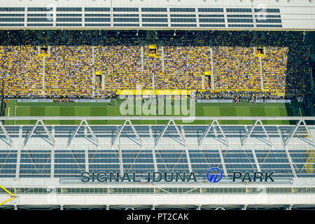 Osten stand mit Trainer Sitzbank, Blick aus dem Flugzeug in der BVB Stadion, BVB gegen die TSG Hoffenheim, Signal Iduna Park BVB Stadion, Westfalenstadion, Bundesliga Stadion, Dortmund, Ruhrgebiet, Nordrhein-Westfalen, Deutschland, Europa Stockfoto