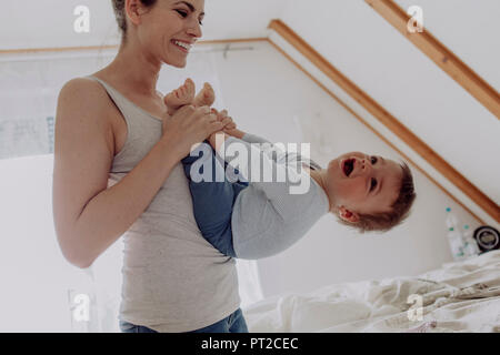 Sohn von Mutter und Baby zu Hause spielen Stockfoto