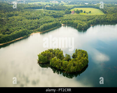 Herzen Insel in Heidesee, Kirchheller Heide, Bottrop Kirchhellen, Cloud Reflexion im See, Naturschutzgebiet Kirchheller Heide im Bezirk Kirchhellen, Bottrop, Ruhrgebiet, Nordrhein-Westfalen, Deutschland Stockfoto