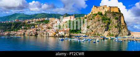 Schöne Scilla Dorf, mit Blick auf alte Burg, Häuser und Meer, Kalabrien, Italien. Stockfoto