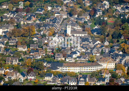 Blick auf Bad Fredeburg mit der Katholischen Kirche St. Georg, Medical Care Center, Straße im Ohle, Goldener Oktober, Indian Summer, Schmallenberg, Sauerland, Nordrhein-Westfalen, Deutschland Stockfoto