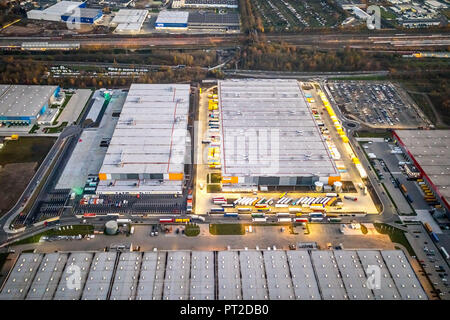 Amazon Logistikzentren im Ruhrgebiet, Logistik Center DTM 2 in Dortmund ist auf dem Gelände der ehemaligen Westfalenhütte ihren, Dortmund, Ruhrgebiet, Nordrhein-Westfalen, Deutschland Stockfoto