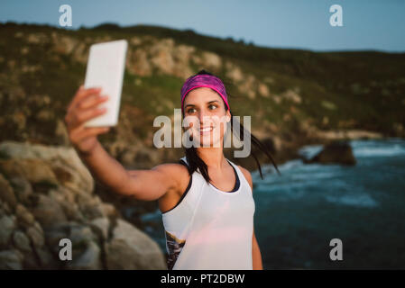 Athlet Frau eine selfie an der Küste in den Abend Stockfoto