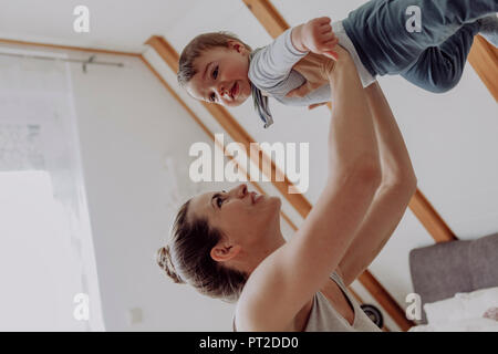 Mutter spielt mit ihrem Baby Sohn zu Hause Stockfoto