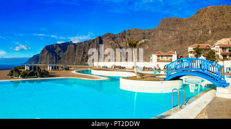 Ferienanlage mit Schwimmbad in Los Gigantes, Teneriffa, Kanaren, Spanien. Stockfoto