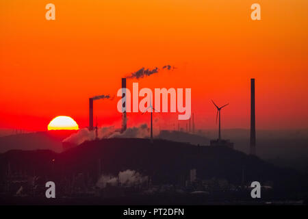 Sonnenuntergang vor der Kulisse des Kraftwerks Scholven, Uniper Kraftwerke GmbH, Rigips GmbH Werk Scholven, Red Sky, Schornsteine, Windkraftanlagen auf der Halde Oberscholven Windpark , Ruhrgebiet, Gelsenkirchen, Ruhrgebiet, Nordrhein-Westfalen, Deutschland Stockfoto