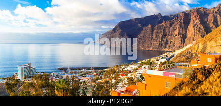 Beeindruckende Los Gigantes, mit Blick auf die Klippen und das Meer und Sonnenuntergang, Kanaren, Spanien. Stockfoto