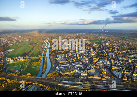 Überblick über Hamm, Datteln-Hamm-Kanal, Projekt Kanal Kante zwischen Flughafen Hamm Lippe Wiesen und Innere Stadt Hamm, Lippe, Sportplatz am Gymnasium Hammonense, Hamm, Ruhrgebiet, Nordrhein-Westfalen, Deutschland Stockfoto