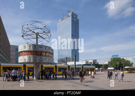 Urania Weltzeituhr mit Hotel Park Inn, Alexanderplatz, Mitte, Berlin, Deutschland, Europa Stockfoto