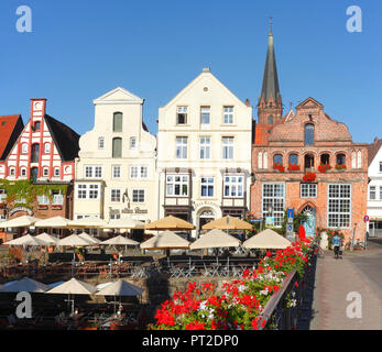 Historische Häuser am Stintmarkt mit Ilmenaupartie, Altstadt, Lüneburg, Niedersachsen, Deutschland, Europa Stockfoto