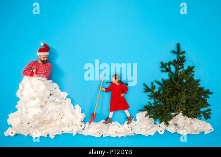 Vater und Tochter Schneeschaufeln Stockfoto