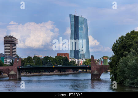 Deutschland, Frankfurt, die es der Europäischen Zentralbank mit der Alten Brücke über den Fluss im Vordergrund. Stockfoto