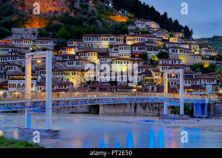 Albanien, Berat County, Berat, Mangalem, osmanischen Häuser und Castle Rock an Blaue Stunde, Brücke über den Fluss Osum Stockfoto