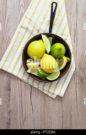 Frische Zitrone in Pan, Ansicht von oben Stockfoto