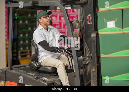 Arbeiter in Gabelstapler Stockfoto